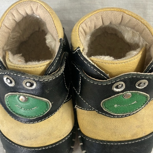 Baby size 14 leather cozy fuzzy lined Velcro tie shoes with rubber sole - Picture 2 of 15